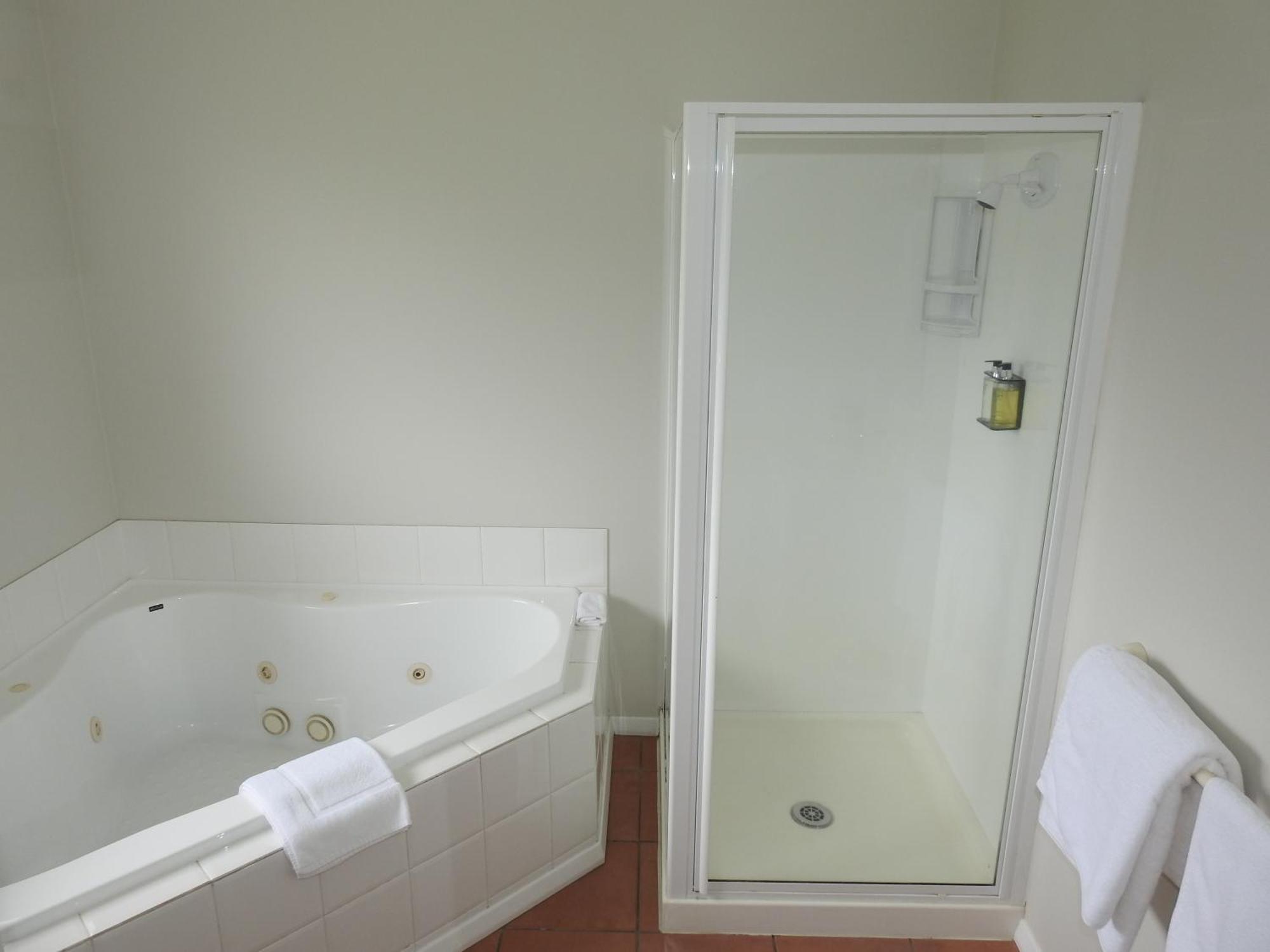 Tudor Lodge Motel ฮาเวรา ภายนอก รูปภาพ