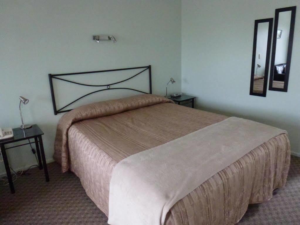 Tudor Lodge Motel ฮาเวรา ภายนอก รูปภาพ